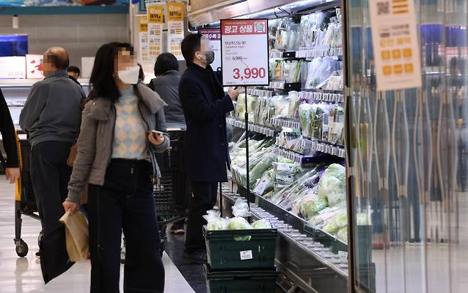 서울 시내의 한 대형마트에서 장을 보는 시민들. (사진=연합뉴스)