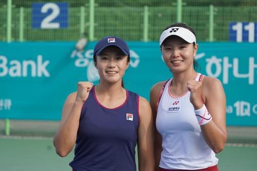 한나래(왼쪽)와 장수정이 일본 고후오픈 테니스 복식 결승에 진출했다. [프리랜서 김도원 기자 제공, 연합뉴스]