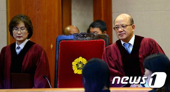 박한철 헌법재판소장을 비롯한 헌법재판관들이 28일 오후 서울 종로구 재동 헌법재판소 대심판장으로 들어오고 있다. 헌재는 이날 일명 '김영란 법'으로 불리는 부정청탁 및 금품 등 수수의 금지에 관한 법률(청탁금지법) 제2조 1항에 대한 헌법소원과 군형법 제92조의5 등에 관한 헌법소원 사건 선고를 내린다. 2016.7.28/뉴스1 ⓒ News1 박정호 기자