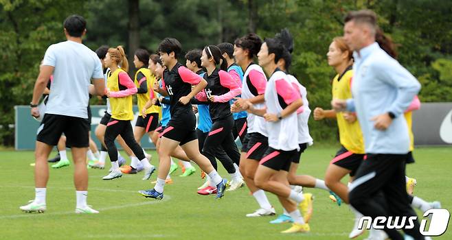 대한민국 여자축구 대표팀이 29일 경기 파주 국가대표 트레이닝센터(NFC)에서 자메이카와 친선전 경기 대비 체력훈련을 하고 있다. 콜린 벨 감독이 이끄는 한국 여자축구대표팀은 오는 9월3일 화성종합경기타운 주경기장에서 자메이카와 친선전을 갖는다. 2022.8.29/뉴스1 ⓒ News1 이동해 기자