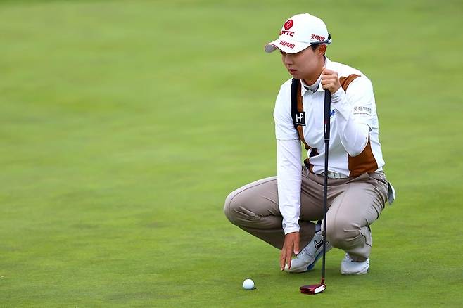 김효주가 1일(한국시간) 파로스 베르데스 골프클럽에서 열린 LPGA투어 디오임플란트 LA오픈 2라운드에서 신중한 표정으로 퍼팅 라인을 읽고 있다. 파로스베르데스(미 캘리포니아주) | AFP 연합뉴스