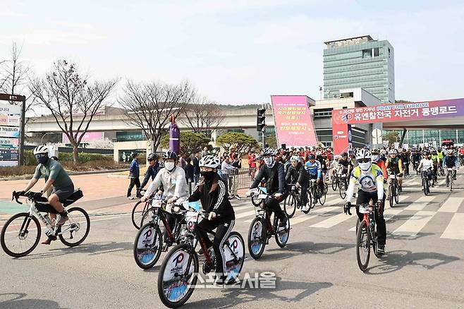 1일 ‘정전70주년 유엔참전 자전거 동맹로드’ 참가자들이 첫번째 참전국 튀르키예의 길을 향해 자전거를 타고 힘차게 출발했다. 제공=용인시