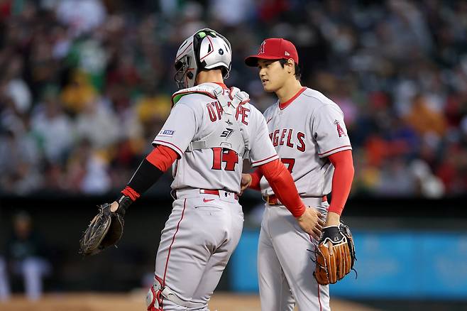 LA 에인절스 오타니 쇼헤이와 포수 로간 오하피가 31일(한국시각) 오클랜드 애슬레틱스와의 개막전에서 1회말 피치콤 사용에 관해 의사를 조정하고 있다. AFP연합뉴스