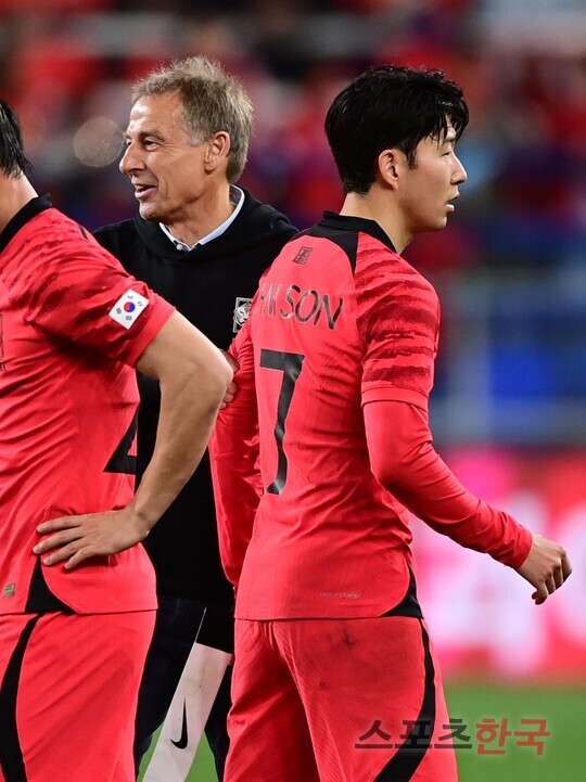 위르겐 클린스만 한국 축구 국가대표팀 감독(왼쪽)과 손흥민. ⓒ스포츠코리아