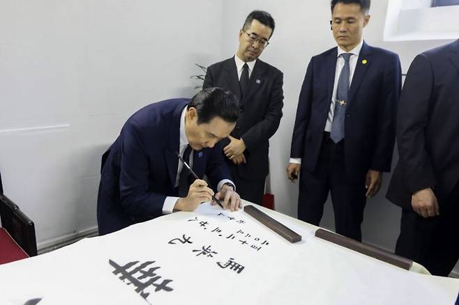 지난달 28일 마잉주 대만 전 총통이 중국 난징의 중산릉을 참배한 후 글을 남기고 있다. 난징= AP·연합뉴스