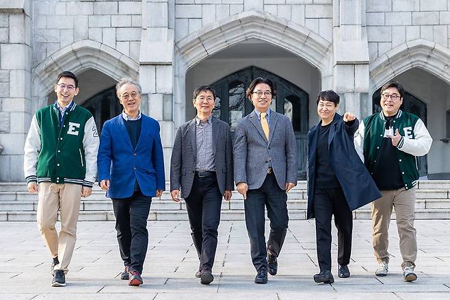 이대 남성교수중창단 소속 고광석·원영석·이상돈·황규호·김동근·김인한(오른쪽부터) 교수가 카메라 앞에서 아이돌처럼 걷고 있다. "여초(女超) 집단의 남성 교수지만 전혀 안 불편하다"고 했다. /이신영 영상미디어 기자