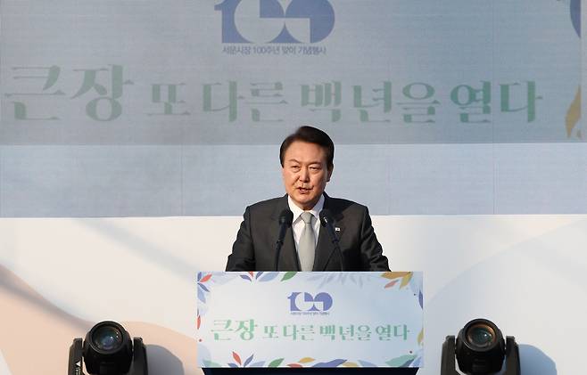 [대구=뉴시스] 전신 기자 = 윤석열 대통령이 1일 대구 서문시장에서 열린 '서문시장 100주년 기념식'에서 축사하고 있다. (대통령실통신사진기자단) 2023.04.01. photo1006@newsis.com