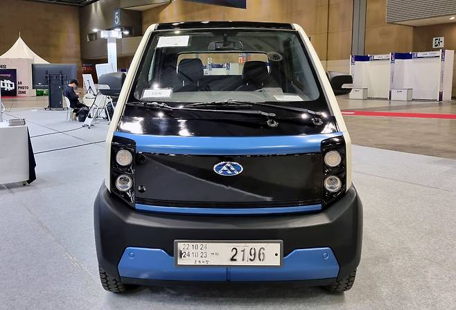 퓨처이브이의 경소형 트럭 ‘F100’ 시제품의 앞 모습. /고성민 기자