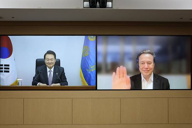 윤석열 대통령이 지난해 11월 23일 서울 용산 대통령실 청사에서 화상으로 테슬라 최고경영자(CEO) 일론 머스크를 접견한 뒤 작별인사를 하고 있다. /대통령실 제공