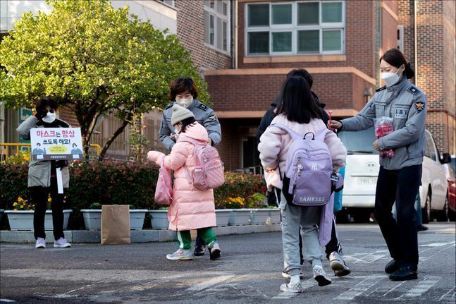 서울 도봉구 창원초등학교에서 학생들이 등교 하고 있다. ⓒ사진공동취재단