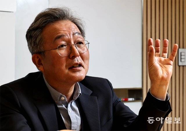 정인철 소울머티리얼 대표는 지난달 27일 본사에서 가진 인터뷰에서 “세계적으로 1970년대 초반부터 쓰여 오던 대표적인 방열 
소재를 대체할 수 있는 새 소재를 올해부터 우리가 본격 양산한다”고 했다. 양회성 기자 yohan@donga.com