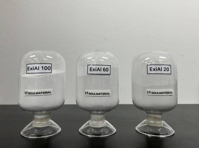 소울머티리얼의 마그네시아 제품들에는 엑시알(ExiAl)이라는 이름이 붙었다. 기존 알루미나를 대체하겠다는 의지가 담겼다. 제품 이름의 숫자는 분말 지름을 마이크로미터 단위로 표현한 것이다.