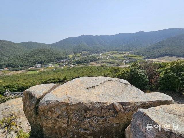 고산 윤선도가 차를 마시기 위해 바위에 홈을 파놓은 동천석실 앞 차바위. 연꽃 형상의 부용동이 한 눈에 내려다 보인다.