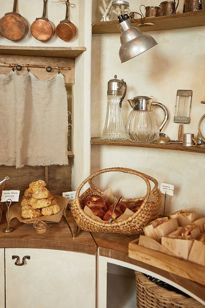 차분한 베이지 톤의 메종드마가레뜨 내부.