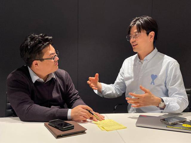 올림플래닛의 안호준 최고전략책임자(왼쪽)와 신승호 최고마케팅책임자가 서울 삼성동 올림플래닛 회의실에서 엘리펙스에 대해 이야기하고 있다. 이가흔 인턴기자
