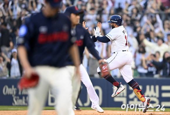 두산 로하스가 1일 오후 서울 잠실야구장에서 열린 '2023 신한은행 SOL KBO리그' 두산 베어스와 롯데 자이언츠의 개막전 경기, 연장 11회말 무사 1,3루 상황에서 3점 홈런을 터뜨린 후 포효하고 있다. [사진=김성진 기자]
