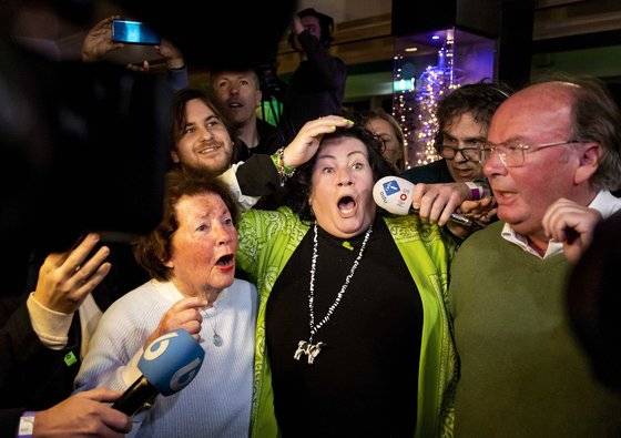 카롤리너 판 데르 플라스 농민-시민운동당 대표(가운데)가 지난달 15일 지방의회 선거 개표 결과를 보고 크게 놀라고 있다. EPA=연합뉴스