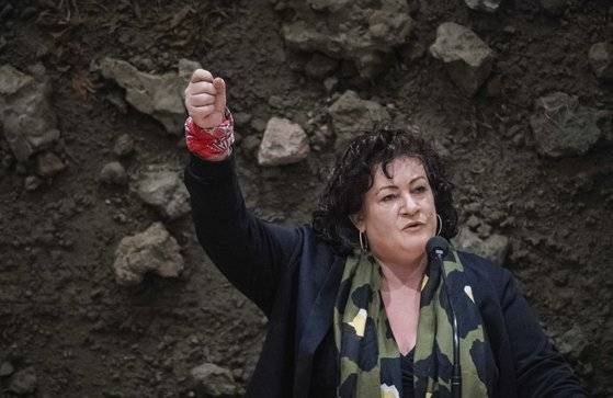 지난해 6월 네덜란드 헤이그 의회에서 열린 질소 정책 관련 토론회에서 카롤리너 판 데르 플라스 농민-시민운동당 대표가 연설하고 있다. 그는 2030년까지 질소 배출량을 절반으로 줄이겠다는 정부 계획이 농업 분야에 특히 급진적이란 이유로 반대하는 시위를 벌이고 있다. EPA=연합뉴스