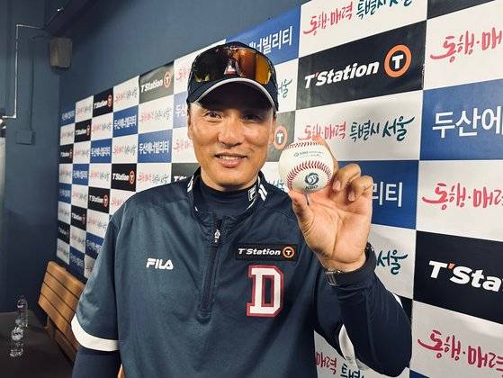 구단이 회수한 감독 첫 경기 우승 기념구를 들고 활짝 웃는 이승엽 감독. 이 감독은 ″끝내기 홈런을 친 로하스에게 더 중요한 기념구″라며 이 공을 로하스에게 양보하기로 했다. 배영은 기자