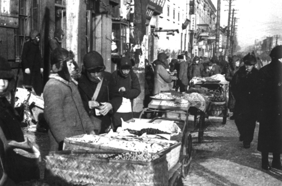 1945년 겨울, 전 만주국 수도였던 창춘(長春)의 시장 풍경. [사진 김명호]