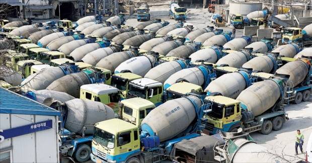 시멘트 공급 대란이 빚어지면서 적지 않은 수도권 중소형 레미콘업체가 ‘개점휴업’ 상태다. 31일 경기 안양시에 있는 한 레미콘업체에 시멘트를 구하지 못해 작업 현장에 가지 못한 레미콘믹서 트럭들이 줄지어 서 있다.  김범준 기자