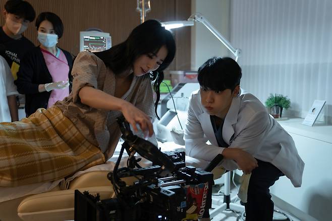 Lim Ji-yeon (left) and Lee Do-hyun speak about a scene in "The Glory" (Netflix)