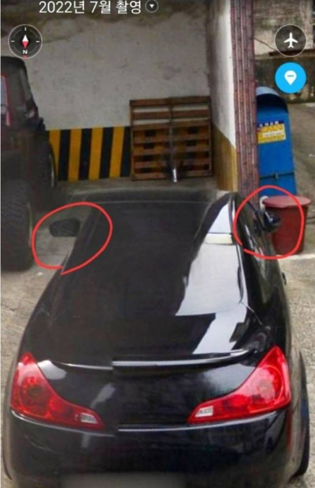 어린아이가 사이드미러를 치고 갔다며 보상금 408만원을 요구한 인피니티 차주의 차량이 지난해 로드뷰에 찍힌 사진. 한쪽 사이드미러만 펴져 있다. 온라인 커뮤니티 캡처