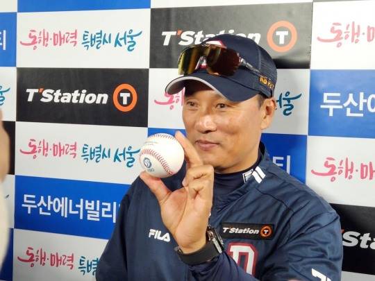 이승엽 두산 베어스 감독이 1일 서울시 잠실구장에서 열린 프로야구 롯데 자이언츠와의 개막전에서 승리한 뒤, 로하스의 끝내기 홈런공을 들고 기념 촬영하고 있다. 이 감독은 이 공을 로하스에게 양보했다.[연합뉴스]