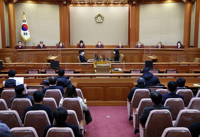 유남석 헌법재판소장(가운데)과 재판관들이 지난 2월 23일 오후 서울 종로구 헌법재판소 대심판정에서 자리에 앉아 있다. (연합뉴스)