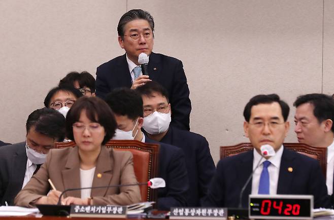 정승일 한국전력공사 대표이사 사장이 지난달 23일 오전 서울 여의도 국회에서 열린 산업통상자원중소벤처기업위원회 전체회의에서 양이원영 더불어민주당 의원의 질의에 답하고 있다. /사진=뉴시스