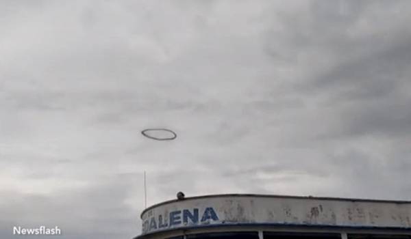 러시아 상공에 정체를 알 수 없는 고리 형태의 검은 연기가 나타나자 현지 네티즌은 "검은 연기는 외계에서 온 미확인 비행물체(UFO)다" 등의 반응을 보였다. 사진은 러시아 상공에서 포착된 검은 연기. /사진=트위터 캡처