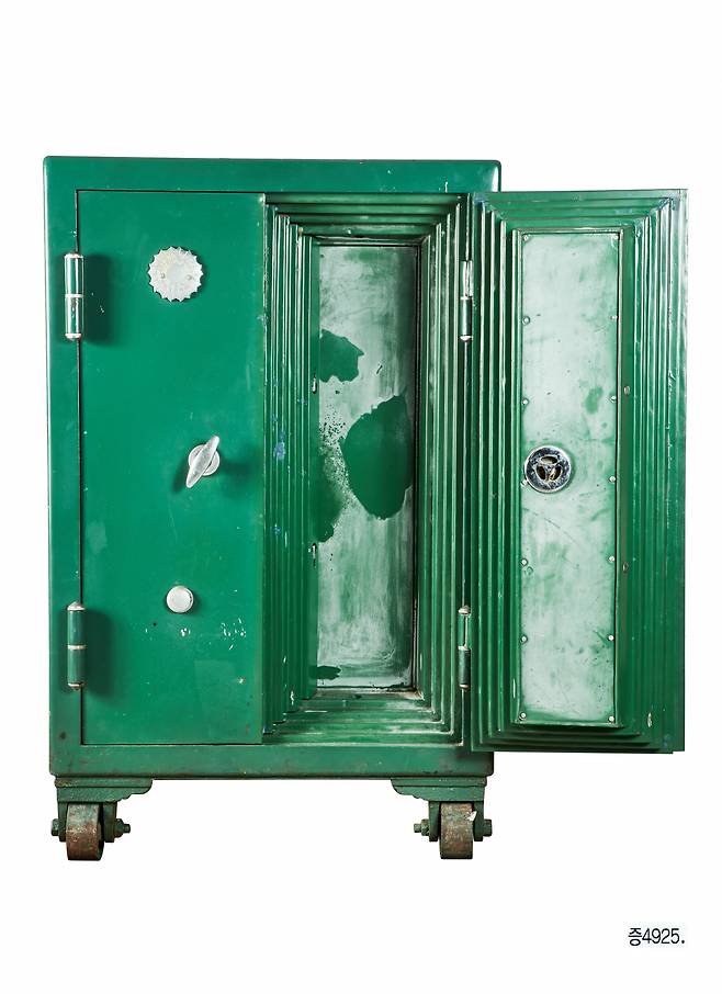 일본 금고 제작사 아사히에서 출시한 금고로, 일제강점기 조선저축은행 행원이던 기증자의 조부가 귀중품을 이 금고에 보관했다고 한다. [대한민국역사박물관 자료]