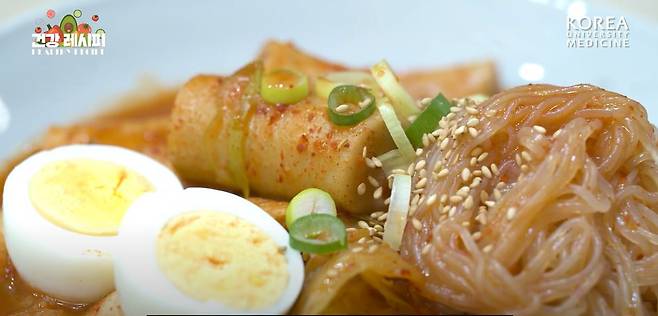 김경진 고대안암병원 내분비내과 교수가 직접 요리한 떡볶이 [고대병원 유튜브 캡쳐]