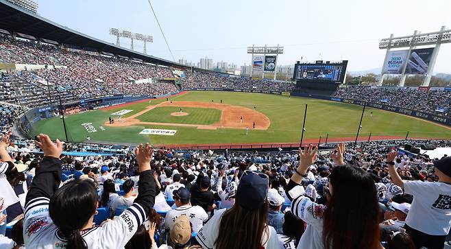 1일 2023 프로야구 개막전 롯데 자이언츠와 두산 베어스의 경기가 열린 서울 잠실야구장이 야구팬들로 가득 차 있다. 연합뉴스