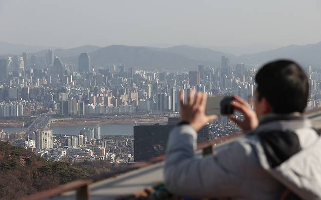 서울 남산에서 바라본 한강 이남 아파트 단지 모습. [연합]