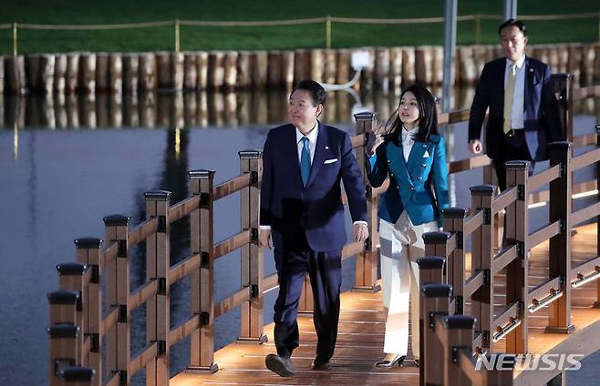 [순천=뉴시스] 홍효식 기자 = 윤석열 대통령과 부인 김건희 여사가 31일 전남 순천 순천만국가정원에서 열린 2023 순천만국제정원박람회 개막식에 입장하고 있다. 2023.03.31. yesphoto@newsis.com