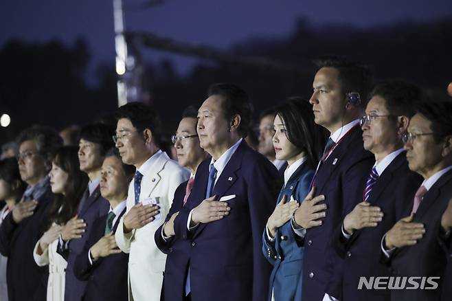 [순천=뉴시스] 홍효식 기자 = 윤석열 대통령과 부인 김건희 여사가 31일 전남 순천 순천만국가정원에서 열린 2023 순천만국제정원박람회 개막식에서 국민의례를 하고 있다. 2023.03.31. yesphoto@newsis.com