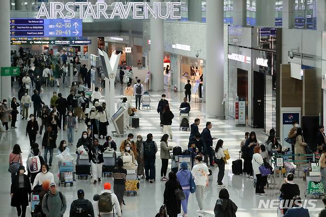 [인천공항=뉴시스] 조성우 기자 = 신라면세점과 신세계면세점이 인천국제공항 면세점 사업자 입찰에서 월등하게 높은 금액을 써내 DF1~5까지 전 구역 복수사업자로 선정됐다. 20일 오후 인천국제공항 제1여객터미널 면세점에서 공항 이용객들이 오가고 있다. 2023.03.20. xconfind@newsis.com