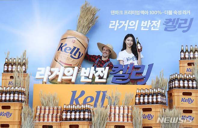 [서울=뉴시스] 김근수 기자 = 30일 오전 서울 성북구 삼청각에서 모델들이 하이트 진로 신제품 맥주 '켈리'를 소개하고 있다. 2023.03.30. ks@newsis.com