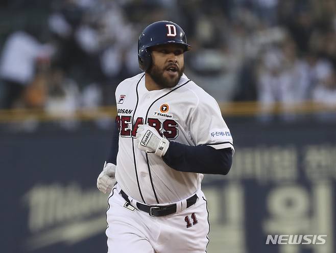 [서울=뉴시스] 김근수 기자 = 1일 오후 서울 송파구 잠실야구장에서 열린 2023 프로야구 개막전 두산 베어스 대 롯데 자이언츠의 경기, 11회 말 두산 공격, 두산 로하스가 끝내기 3점 홈런을 치고 홈으로 들어오고 있다. 2023.04.01. ks@newsis.com