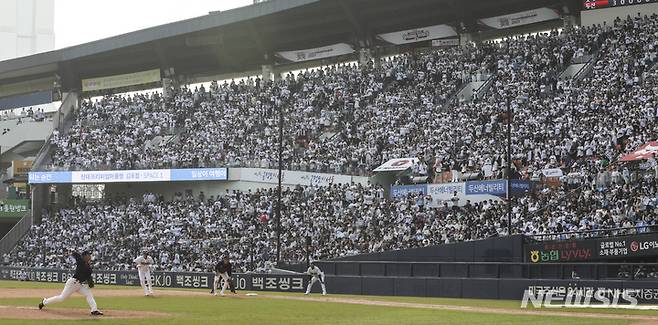 [서울=뉴시스] 김근수 기자 = 1일 오후 서울 송파구 잠실야구장에서 열린 2023 프로야구 개막전 두산 베어스 대 롯데 자이언츠의 경기에서 관중들이 응원하고 있다. 2023.04.01. ks@newsis.com