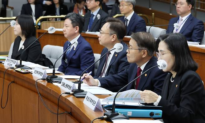 인구위기특별위원회 전체회의에 참석한 정부측 인사들. 연합뉴스