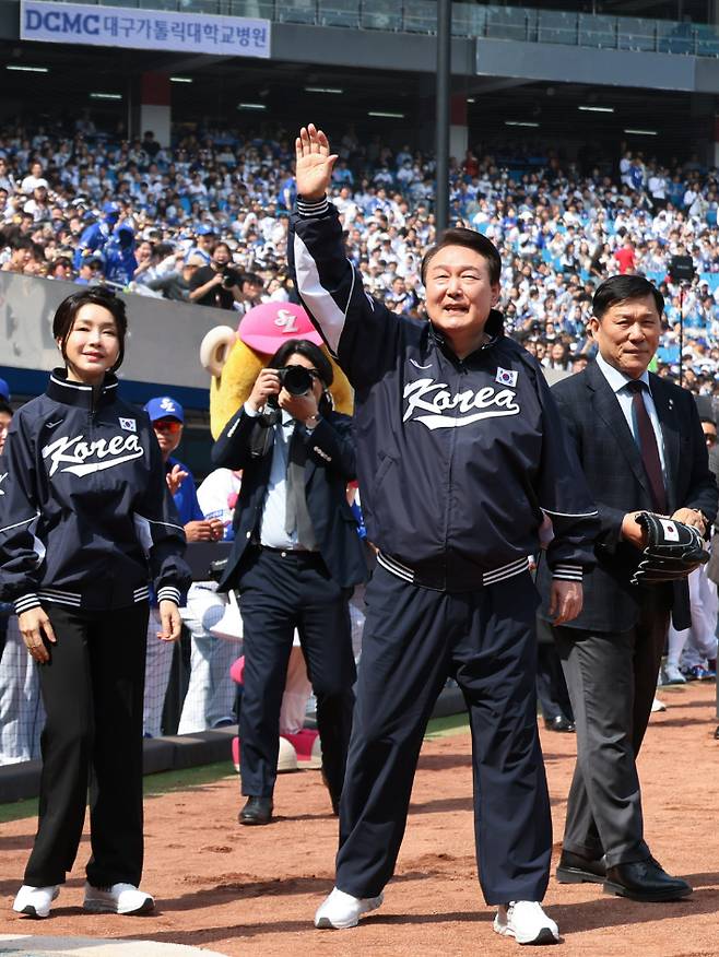 윤석열 대통령과 김건희 여사가 1일 대구 삼성라이온즈파크에서 열린 NC 다이노스와 삼성 라이온즈의 프로야구 개막전에서 시구를 위해 그라운드로 입장하고 있다. 연합뉴스