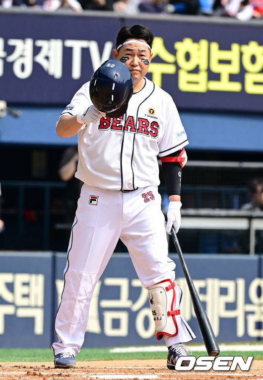 [OSEN=잠실, 지형준 기자] 1일 오후 서울 잠실야구장에서 ‘2023 신한은행 SOL KBO리그’ 두산 베어스와 롯데 자이언츠의 개막 경기가 열렸다.1회말 1사 1,3루에서 두산 양의지가 타석에 들어서며 팬들을 향해 인사를 하고 있다. 2023.04.01 /jpnews@osen.co.kr