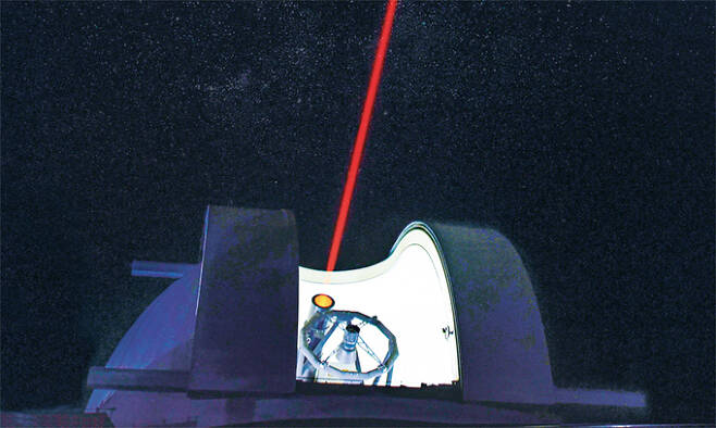 경북 북부의 한 공군 부대에 설치된 전자광학위성감시체계(EOSS)의 망원경에서 레이저가 하늘로 발사되고 있다. 공군 제공