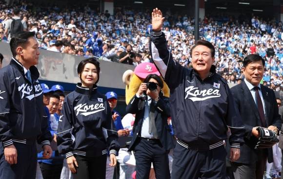 프로야구 NC-삼성 개막전 깜짝 시구 나선 윤석열 대통령 - 윤석열 대통령과 김건희 여사가 1일 대구 삼성라이온즈파크에서 열린 2023 프로야구 NC 다이노스와 삼성 라이온즈의 개막전에서 시구를 위해 그라운드로 입장하고 있다. 2023.4.1 연합뉴스