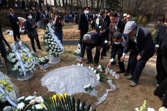1일 오후 경기도 남양주시 모란공원 민주열사묘역에서 열린 고(故) 박원순 전 서울시장 이장식에서 추모객들이 헌화하고 있다.  연합뉴스