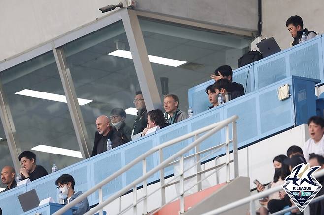 ▲ 1일 인천 축구전용경기장에서 열린 하나원큐 K리그1 2023 5라운드 인천 유나이티드와 대구FC 경기를 관람하고 있는 위르겐 클린스만 국가대표팀 감독과 코칭스태프. ⓒ한국프로축구연맹