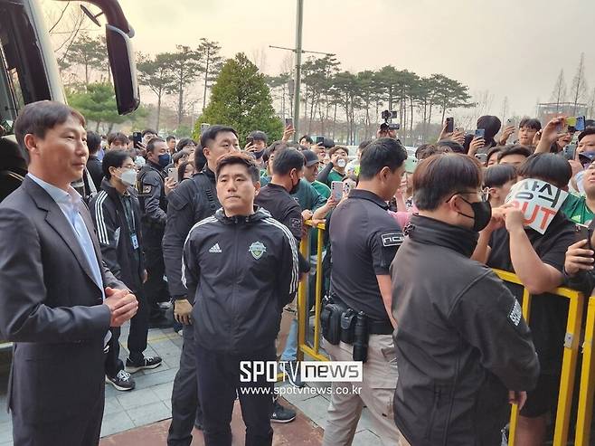 ▲ 가로 박힌 버스를 두고 팬들에게 소명하는 김상식 전북 현대 감독(왼쪽)