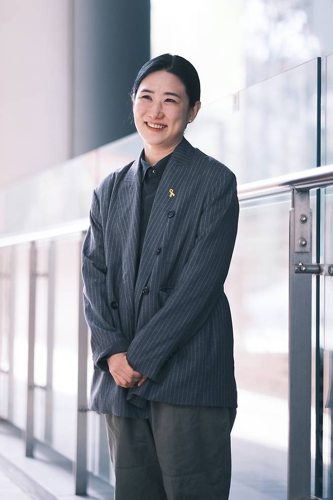 다큐멘터리 영화 '장기자랑'의 이소현 감독 (서울=연합뉴스) 류효림 기자 = 다큐멘터리 영화 '장기자랑'의 이소현 감독이 31일 서울 종로구 수송동 연합뉴스 사옥에서 인터뷰에 앞서 포즈를 취하고 있다. 2023.4.1 ryousanta@yna.co.kr